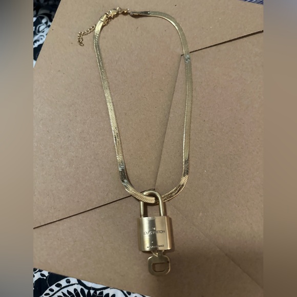 Louis Vuitton gold lock and key ( number 310), paired with a 14k gold necklace. - Picture 2 of 6
